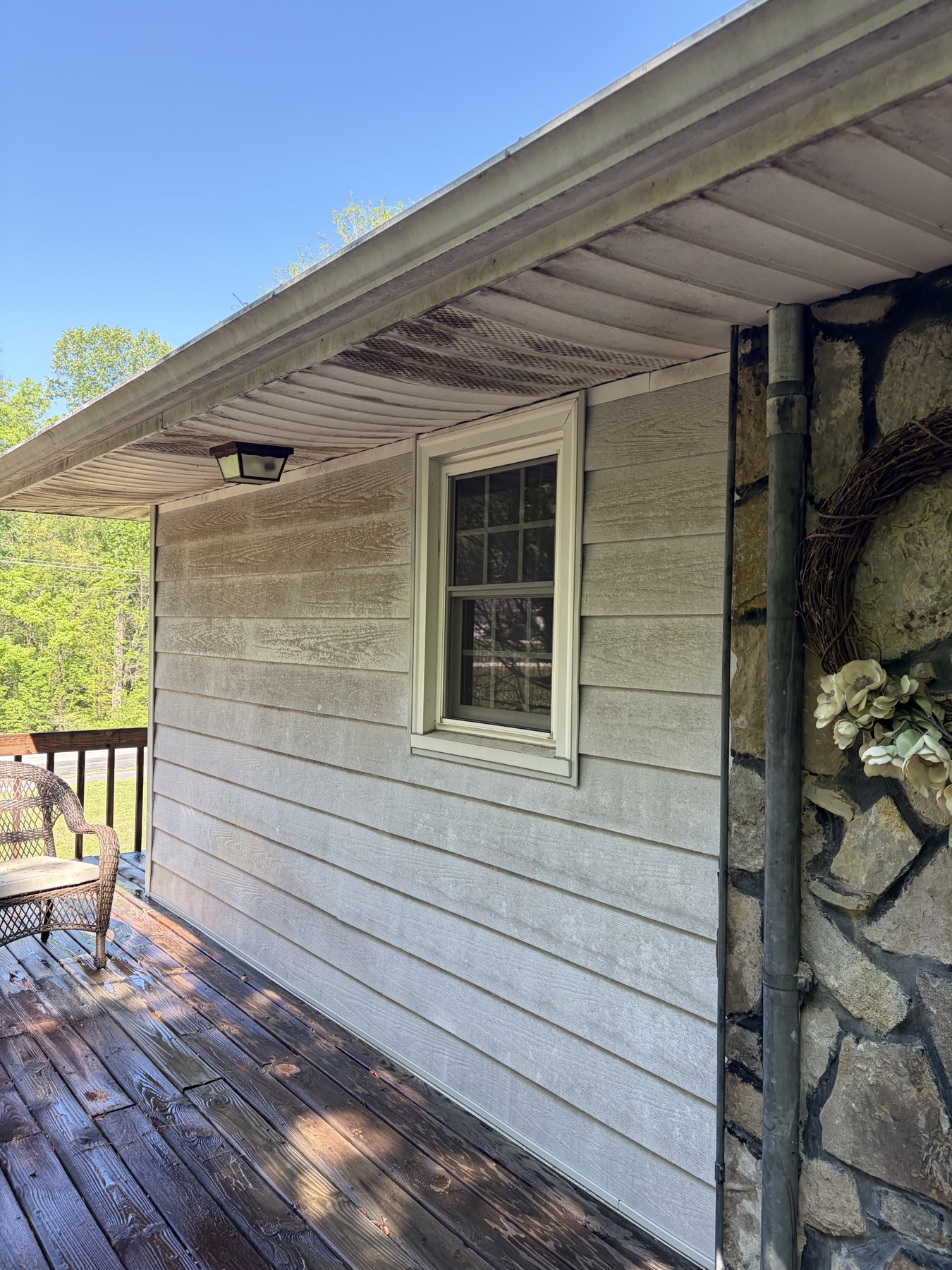 Dirty/algae-stained exterior before soft wash in Gainesboro, TN