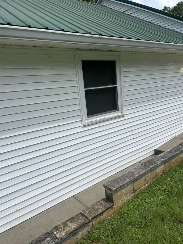 Clean white vinyl siding after soft washing in Livingston TN